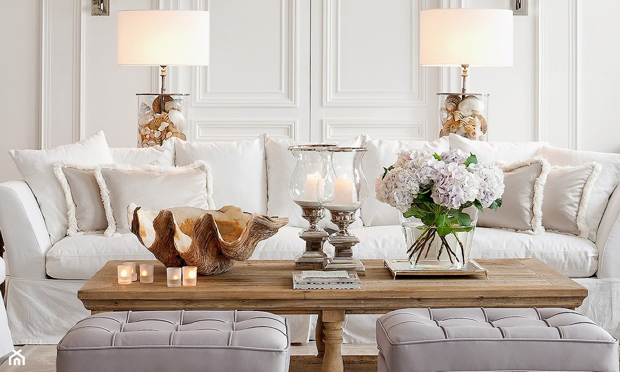 salon w stylu glamour, drewniany stolik, biała sofa, szklany wazon, miska z muszli