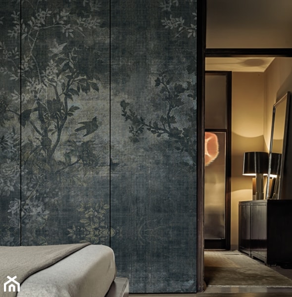 <h2 id="dekoracja-ścian-w-stylu-chinoiserie">Dekoracja ścian w stylu chinoiserie</h2>
<p>Dekoracja ścian jest dla nurtu chinoiserie szalenie istotna! W takim wnętrzu doskonale poczują się tapety kolorowe, mocno dekoratywne, o charakterystycznych, chińskich wzorach. Na ścianach mogą zatem zamieszkać smoki, chińskie scenki rodzajowe, orientalne pejzaże, egzotyczne rośliny, girlandy i wachlarze. Bardzo modnym akcentem są również motywy ptaków, które ukrywają się wśród ukwieconych pnączy. Dawniej takie tapety były ręcznie malowane na jedwabiu, stąd ich zawrotne ceny. Współcześnie tego typu wzory można znaleźć na flizelinie czy tapetach winylowych.</p>
