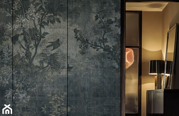 <h2 id="dekoracja-ścian-w-stylu-chinoiserie">Dekoracja ścian w stylu chinoiserie</h2>
<p>Dekoracja ścian jest dla nurtu chinoiserie szalenie istotna! W takim wnętrzu doskonale poczują się tapety kolorowe, mocno dekoratywne, o charakterystycznych, chińskich wzorach. Na ścianach mogą zatem zamieszkać smoki, chińskie scenki rodzajowe, orientalne pejzaże, egzotyczne rośliny, girlandy i wachlarze. Bardzo modnym akcentem są również motywy ptaków, które ukrywają się wśród ukwieconych pnączy. Dawniej takie tapety były ręcznie malowane na jedwabiu, stąd ich zawrotne ceny. Współcześnie tego typu wzory można znaleźć na flizelinie czy tapetach winylowych.</p>
