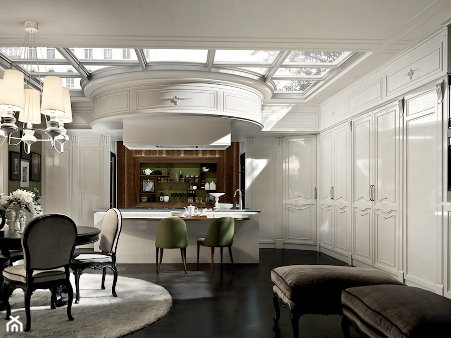 MARTINI MOBILI- luksusowe wnętrza - Duża otwarta z salonem biała zielona z zabudowaną lodówką kuchnia jednorzędowa z wyspą lub półwyspem z oknem, styl glamour - zdjęcie od Galeria Heban- ekskluzywne meble