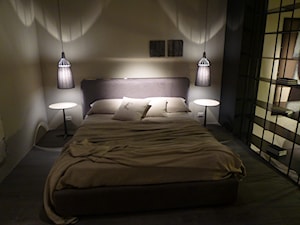 targi meblowe w Mediolanie - Średnia beżowa sypialnia - zdjęcie od Galeria Heban- ekskluzywne meble