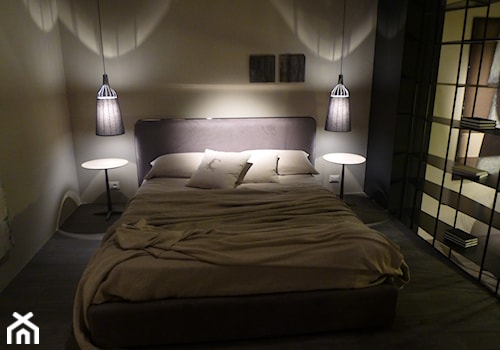 targi meblowe w Mediolanie - Średnia beżowa sypialnia - zdjęcie od Galeria Heban- ekskluzywne meble