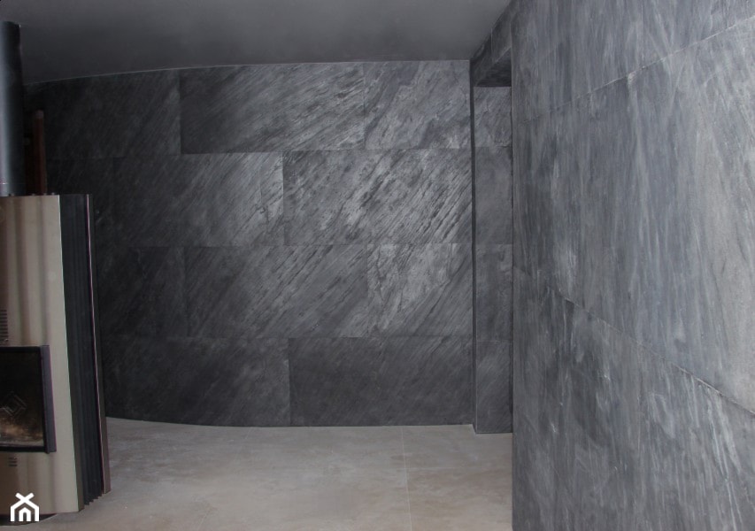 Silkstone- naturalne okładziny kamienne- ściany w salonie - zdjęcie od Galeria Heban- ekskluzywne meble