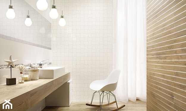 skandynawska łazienka z białym krzesłem bujanym