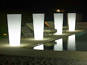Donice świecące ILIE na basenie - zdjęcie od hydroponika