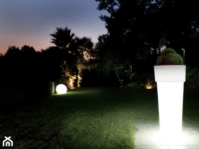 Donice świecące MARCANTONIO i kule świecące SFERA - zdjęcie od hydroponika - Homebook