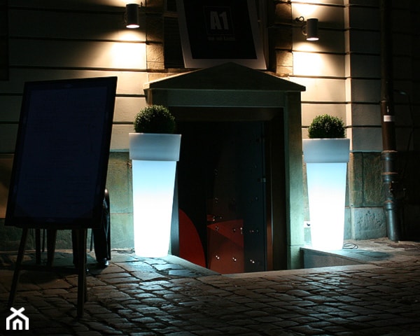Donice świecące MARCANTONIO przed wejściem - zdjęcie od hydroponika