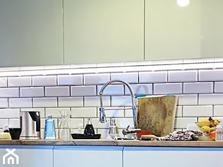 Aranżacje wnętrz - Kuchnia: Mieszkanie w dawnym zabrzańskim familoku - Akuratnie. Przeglądaj, dodawaj i zapisuj najlepsze zdjęcia, pomysły i inspiracje designerskie. W bazie mamy już prawie milion fotografii!