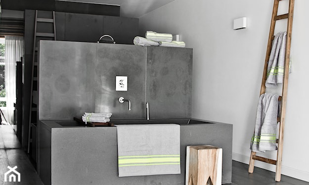szara łazienka, drewniana drabina w łazience, szare płytki łazienkowe, minimalistyczna łazienka