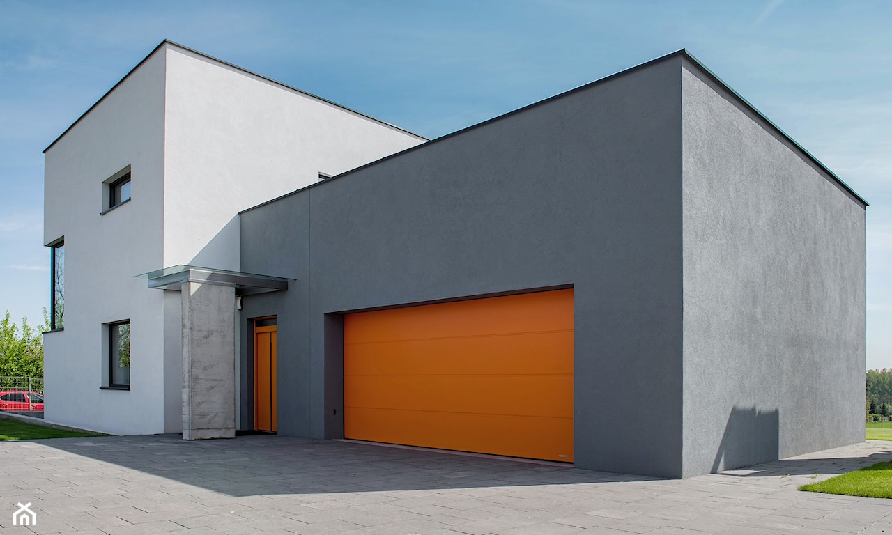 nowoczesny dom, brama garażowa, stolarka okienna, trendy 2024