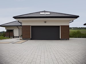 bramy garażowe - Duże parterowe domy jednorodzinne murowane z dwuspadowym dachem - zdjęcie od WIŚNIOWSKI