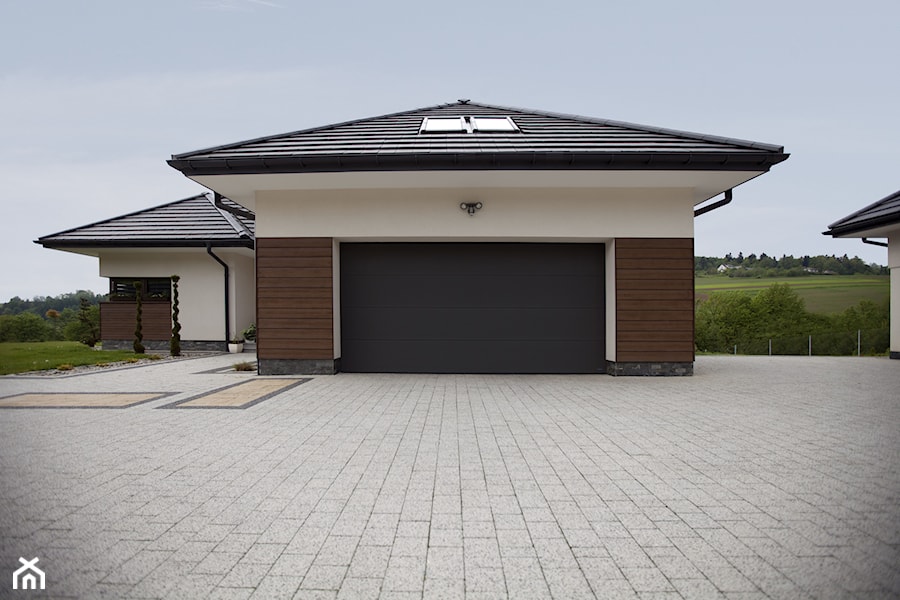bramy garażowe - Duże parterowe domy jednorodzinne murowane z dwuspadowym dachem - zdjęcie od WIŚNIOWSKI