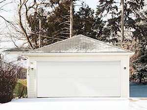 bramy garażowe - Małe parterowe domy murowane z czterospadowym dachem - zdjęcie od WIŚNIOWSKI