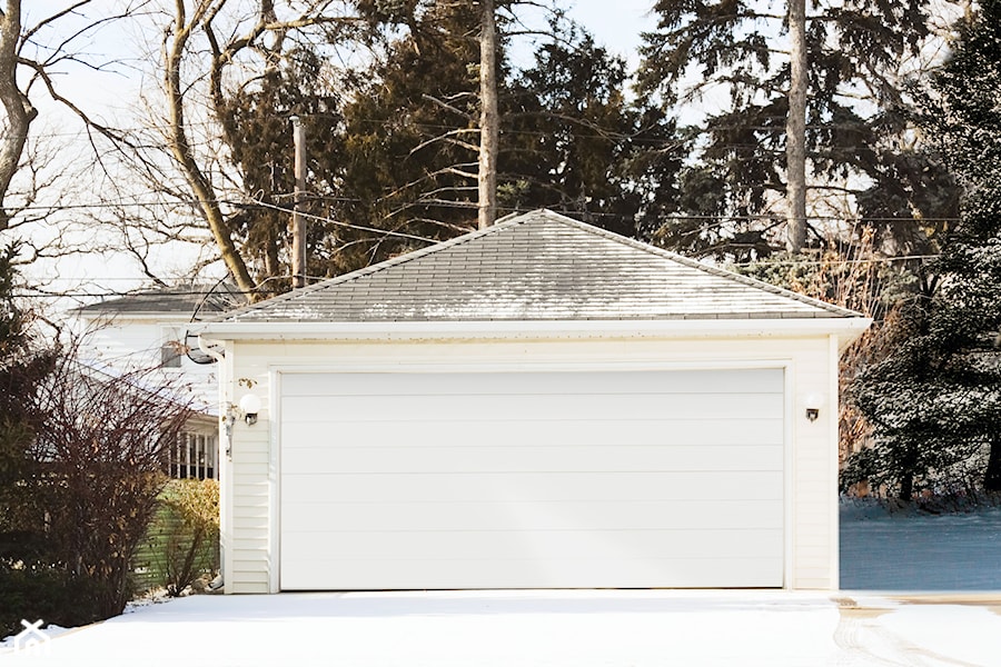 bramy garażowe - Małe parterowe domy murowane z czterospadowym dachem - zdjęcie od WIŚNIOWSKI