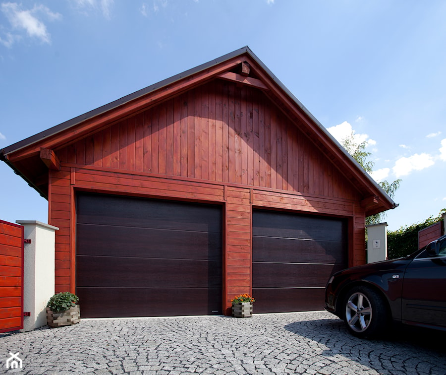 bramy garażowe - Małe parterowe norweskie domy drewniane z dwuspadowym dachem - zdjęcie od WIŚNIOWSKI