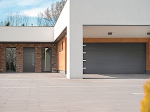 bramy garażowe - Domy, styl nowoczesny - zdjęcie od WIŚNIOWSKI