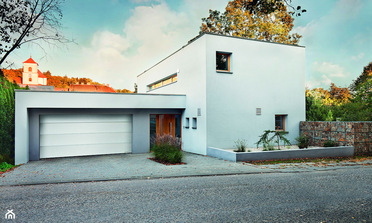 nowoczesny dom z białą elewacją i płaskim dachem
