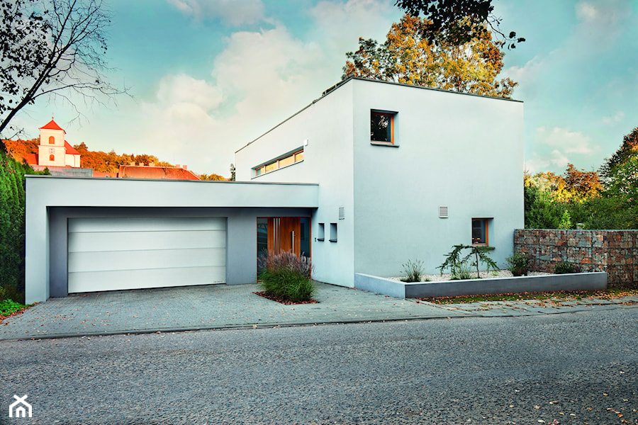 bramy garażowe - Średnie jednopiętrowe nowoczesne domy jednorodzinne murowane, styl minimalistyczny - zdjęcie od WIŚNIOWSKI