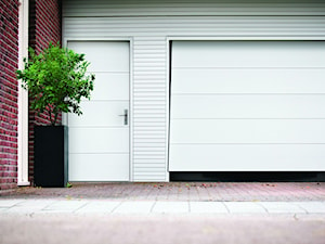 bramy garażowe - Nowoczesne domy, styl nowoczesny - zdjęcie od WIŚNIOWSKI