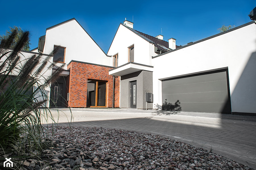 bramy garażowe - Duże jednopiętrowe nowoczesne domy jednorodzinne murowane z dwuspadowym dachem - zdjęcie od WIŚNIOWSKI