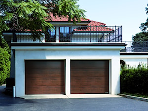 bramy garażowe - Domy tradycyjne, styl tradycyjny - zdjęcie od WIŚNIOWSKI