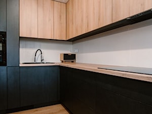 metamorfoza mieszkania w bloku - Średnia biała z zabudowaną lodówką z nablatowym zlewozmywakiem kuchnia w kształcie litery l, styl skandynawski - zdjęcie od hihome
