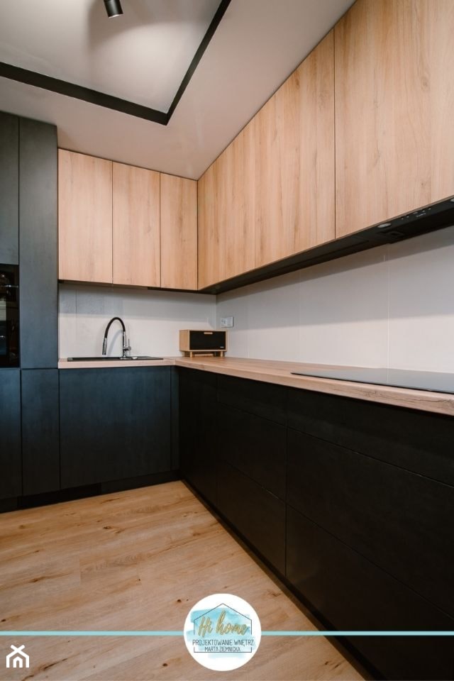 metamorfoza mieszkania w bloku - Średnia biała z zabudowaną lodówką z nablatowym zlewozmywakiem kuchnia w kształcie litery l, styl skandynawski - zdjęcie od hihome