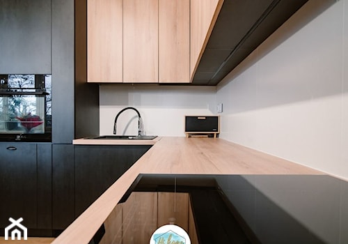 metamorfoza mieszkania w bloku - Mała beżowa z nablatowym zlewozmywakiem kuchnia w kształcie litery l, styl nowoczesny - zdjęcie od hihome