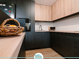 metamorfoza mieszkania w bloku - Średnia otwarta beżowa z lodówką wolnostojącą z nablatowym zlewozmywakiem kuchnia w kształcie litery l z wyspą lub półwyspem, styl nowoczesny - zdjęcie od hihome