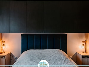 metamorfoza mieszkania w bloku - Mała beżowa sypialnia, styl nowoczesny - zdjęcie od hihome