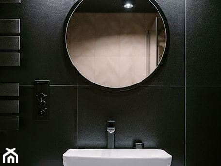 Aranżacje wnętrz - Łazienka: łazienka w czerni, szarości i drewnie - hihome. Przeglądaj, dodawaj i zapisuj najlepsze zdjęcia, pomysły i inspiracje designerskie. W bazie mamy już prawie milion fotografii!