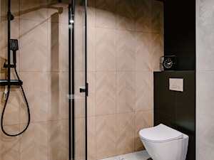 łazienka w czerni, szarości i drewnie - zdjęcie od hihome