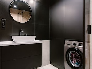 łazienka w czerni, szarości i drewnie - zdjęcie od hihome