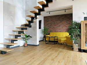 loft po męsku - Salon, styl industrialny - zdjęcie od hihome