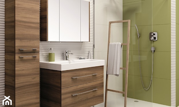 kabina prysznicowa walk-in, groszkowe płytki w łazience, drewniane meble łazienkowe Elita