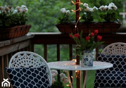 Mały z meblami ogrodowymi z donicami na kwiaty taras z tyłu domu, styl tradycyjny - zdjęcie od DIY