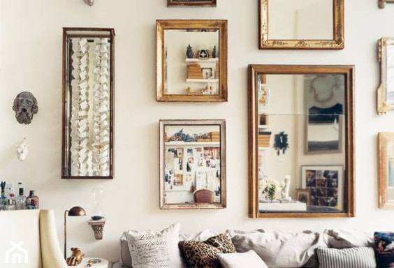 lustra retro, biała ściana, poduszki we wzory
