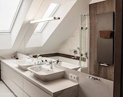 Dom jednorodzinny 160m2 - Na poddaszu z lustrem z dwoma umywalkami łazienka z oknem, styl tradycyjn ... - zdjęcie od MASTERHOME GROUP - Homebook