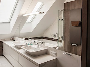Dom jednorodzinny 160m2 - Na poddaszu z lustrem z dwoma umywalkami łazienka z oknem, styl tradycyjny - zdjęcie od MASTERHOME GROUP