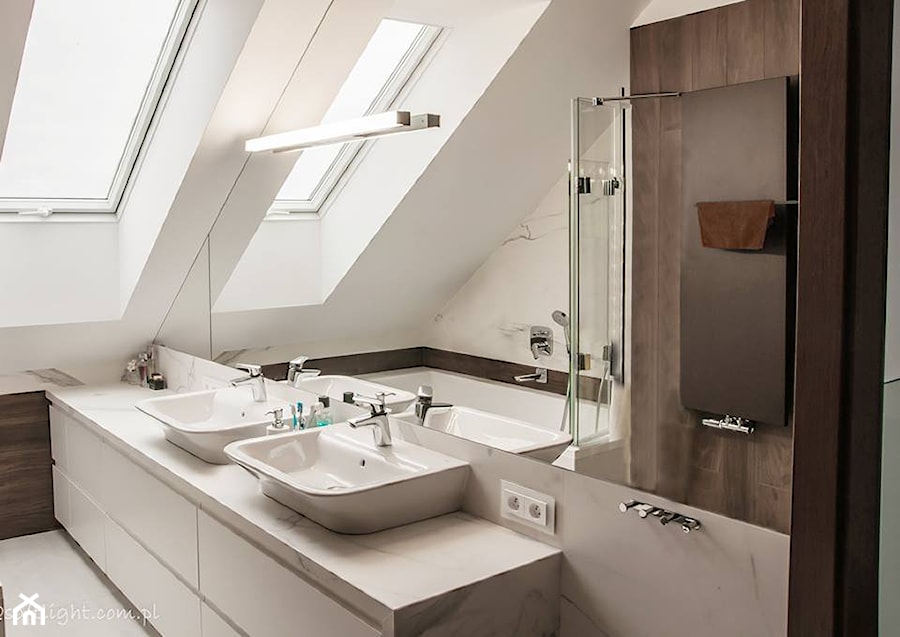 Dom jednorodzinny 160m2 - Na poddaszu z lustrem z dwoma umywalkami łazienka z oknem, styl tradycyjny - zdjęcie od MASTERHOME GROUP