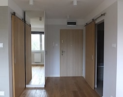 Mieszkanie 40m2 - Duży biały szary hol / przedpokój, styl nowoczesny - zdjęcie od MASTERHOME GROUP - Homebook