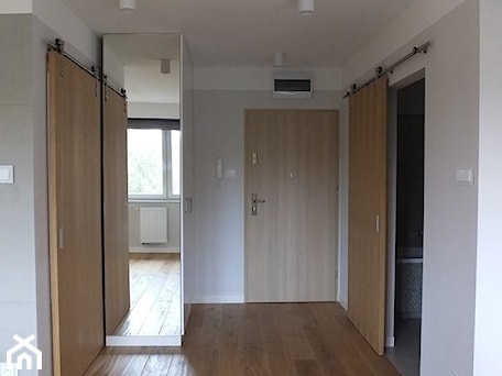 Aranżacje wnętrz - Hol / Przedpokój: Mieszkanie 40m2 - Duży biały szary hol / przedpokój, styl nowoczesny - MASTERHOME GROUP. Przeglądaj, dodawaj i zapisuj najlepsze zdjęcia, pomysły i inspiracje designerskie. W bazie mamy już prawie milion fotografii!