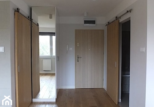 Mieszkanie 40m2 - Duży biały szary hol / przedpokój, styl nowoczesny - zdjęcie od MASTERHOME GROUP