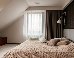Dom jednorodzinny 160m2 - Średnia beżowa sypialnia na poddaszu, styl nowoczesny - zdjęcie od MASTERHOME GROUP - Homebook