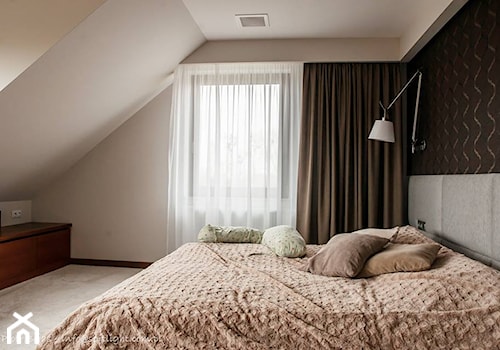 Dom jednorodzinny 160m2 - Średnia beżowa sypialnia na poddaszu, styl nowoczesny - zdjęcie od MASTERHOME GROUP