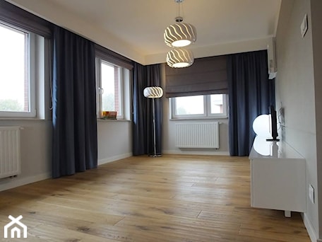 Aranżacje wnętrz - Salon: Mieszkanie 40m2 - Średni szary salon, styl nowoczesny - MASTERHOME GROUP. Przeglądaj, dodawaj i zapisuj najlepsze zdjęcia, pomysły i inspiracje designerskie. W bazie mamy już prawie milion fotografii!