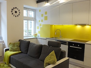 Mieszkanie Wrocław - Średnia otwarta z salonem żółta z zabudowaną lodówką z nablatowym zlewozmywakiem kuchnia w kształcie litery l, styl nowoczesny - zdjęcie od MASTERHOME GROUP