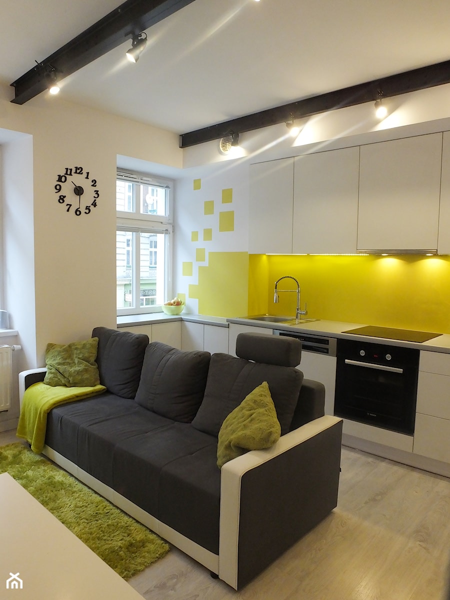 Mieszkanie Wrocław - Średnia otwarta z salonem żółta z zabudowaną lodówką z nablatowym zlewozmywakiem kuchnia w kształcie litery l, styl nowoczesny - zdjęcie od MASTERHOME GROUP