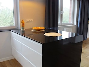 Mieszkanie 40m2 - Średnia otwarta z salonem beżowa biała kuchnia w kształcie litery g z oknem, styl nowoczesny - zdjęcie od MASTERHOME GROUP