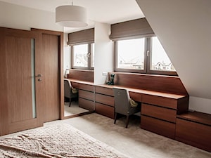 Dom jednorodzinny 160m2 - Duża biała z biurkiem sypialnia na poddaszu, styl nowoczesny - zdjęcie od MASTERHOME GROUP